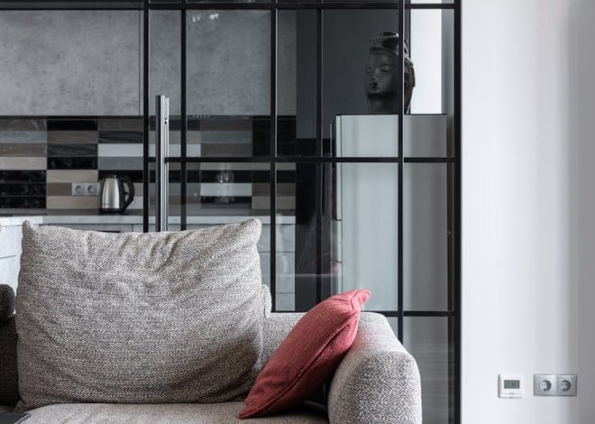 Szklane drzwi i ściany w mieszkaniu: jak zapewnić prywatność akustyczną bez rezygnacji ze światła