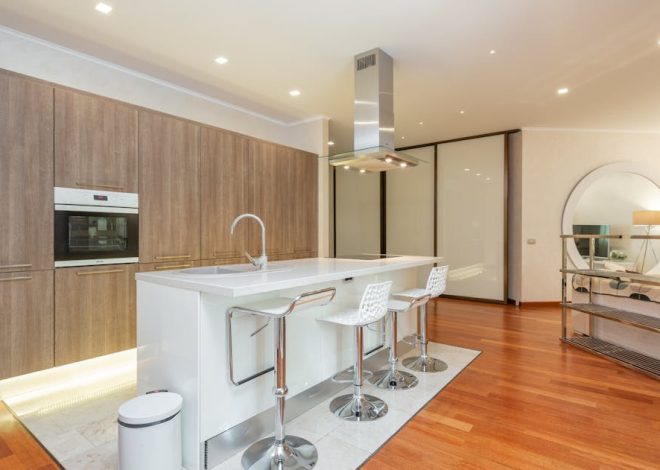 Cichy okap kuchenny w mieszkaniu: wybór, montaż i wyciszenie bez utraty wydajności