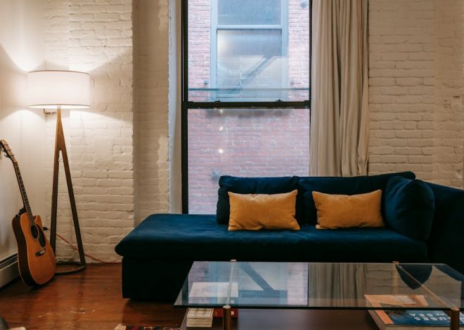 Tynk akustyczny i gliniany w mieszkaniu: realny wpływ na pogłos, montaż i koszty