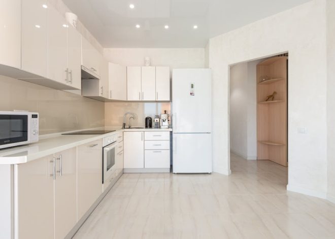 Cicha zmywarka w aneksie kuchennym: wybór, montaż i wyciszenie bez utraty gwarancji