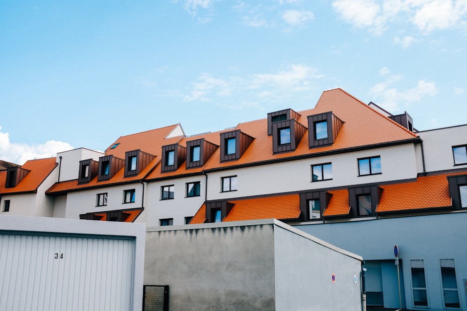 Hałas z dachu nad mieszkaniem: wentylatory i agregaty - diagnoza, prawo i skuteczne wyciszenie