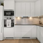 Cicha lodówka w mieszkaniu: wybór, ustawienie i wibroizolacja bez utraty gwarancji