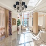 Rośliny doniczkowe a akustyka: jak realnie skrócić pogłos w mieszkaniu