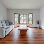 Pakiety szybowe akustyczne w oknach: jak dobrać Rw, C, Ctr i naprawdę wyciszyć mieszkanie